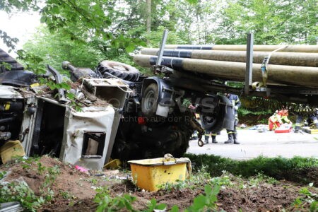 BRUNNEN - Schwerer Unfall am Montag (16.09.2025) mit Unimog! Pole (29) transportiert Holzmasten, prallt gegen Baum - Rettungshubschrauber im Einsatz!