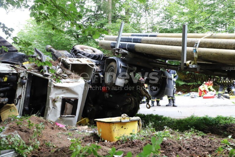 BRUNNEN - Schwerer Unfall am Montag (16.09.2025) mit Unimog! Pole (29) transportiert Holzmasten, prallt gegen Baum - Rettungshubschrauber im Einsatz!