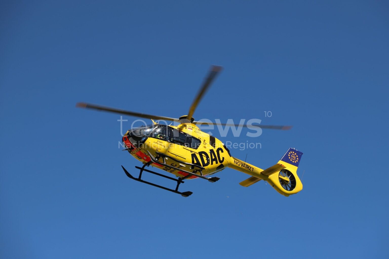 WOLNZACH - 🚗 Autofahrer (77) übersieht am Donnerstag (18.09.2025) 4-jähriges Mädchen auf Friedhofsparkplatz! Rettungshubschrauber im Einsatz! 🚁