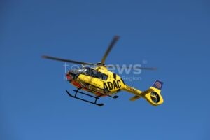 WOLNZACH - 🚗 Autofahrer (77) übersieht am Donnerstag (18.09.2025) 4-jähriges Mädchen auf Friedhofsparkplatz! Rettungshubschrauber im Einsatz! 🚁