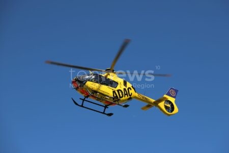 WOLNZACH - 🚗 Autofahrer (77) übersieht am Donnerstag (18.09.2025) 4-jähriges Mädchen auf Friedhofsparkplatz! Rettungshubschrauber im Einsatz! 🚁
