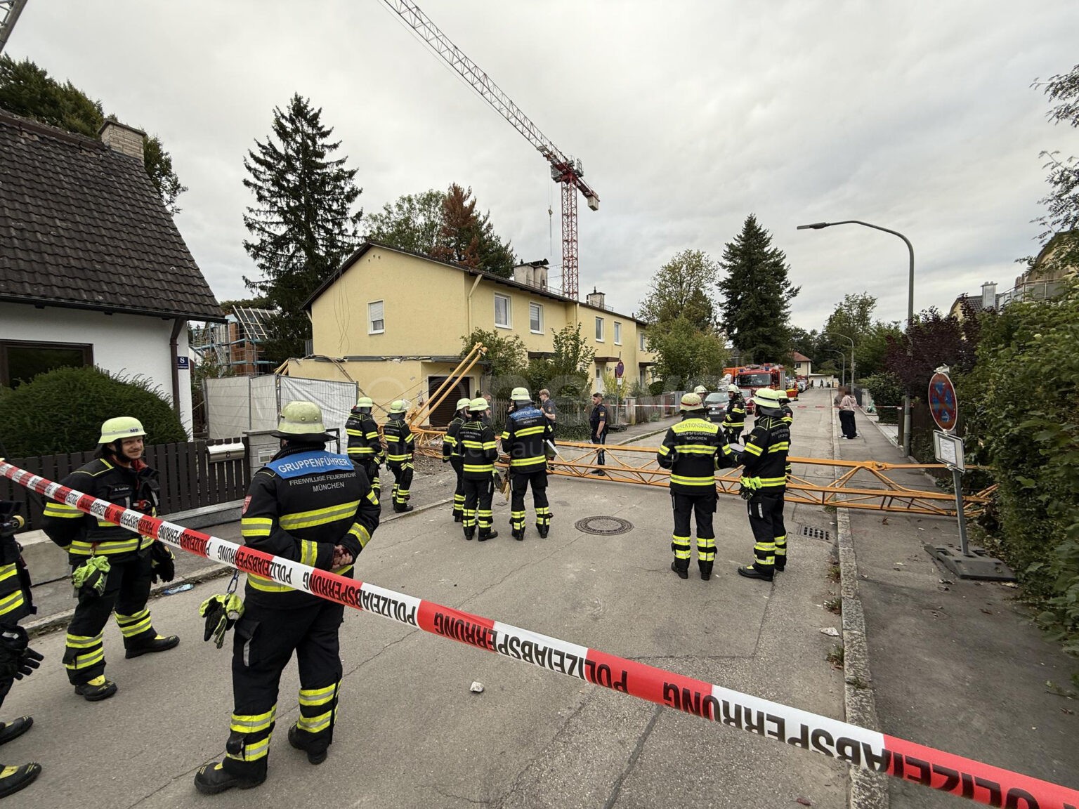 MÜNCHEN - 🏗️ Baukran stürzt am Freitag (12.09.2025) in Wohngebiet um! Anwohner entgehen knapp Katastrophe - nur Materialschaden! ⚠️