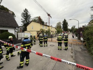 MÜNCHEN - 🏗️ Baukran stürzt am Freitag (12.09.2025) in Wohngebiet um! Anwohner entgehen knapp Katastrophe - nur Materialschaden! ⚠️
