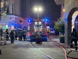 AUGSBURG - 🔥 Brand am Mittwoch (11.09.2025) gegen 22 Uhr im Keller eines Gebäudes in der Steingasse! Polizei ermittelt, Sachschaden fünfstelliger Bereich! 🚒