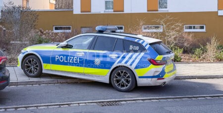 EHEKIRCHEN - 📞 Größeres Fahrzeug reißt Donnerstag (18.09.2025) Telefonmast um und flüchtet! Autofahrer kann Kollision knapp verhindern, 1.500 Euro Schaden! 🚛