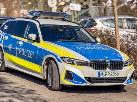 REGENSBURG - 🚗 Rentner (79) verwechselte am Dienstag (16.09.2025) Pedal! Mercedes rammte 23 Fahrzeuge am Uniklinikum - Chaos im Fahrradhäuschen! 🚲