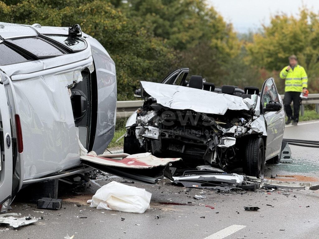 DONAUWÖRTH - 🚨 Schwerer Unfall auf B16 am Dienstag (30.09.2025) fordert ein Todesopfer! Drei weitere Personen verletzt - vierter Verkehrstoter binnen einer Woche! 🚑