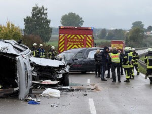DONAUWÖRTH - 🚨 Schwerer Unfall auf B16 am Dienstag (30.09.2025) fordert ein Todesopfer! Drei weitere Personen verletzt - vierter Verkehrstoter binnen einer Woche! 🚑