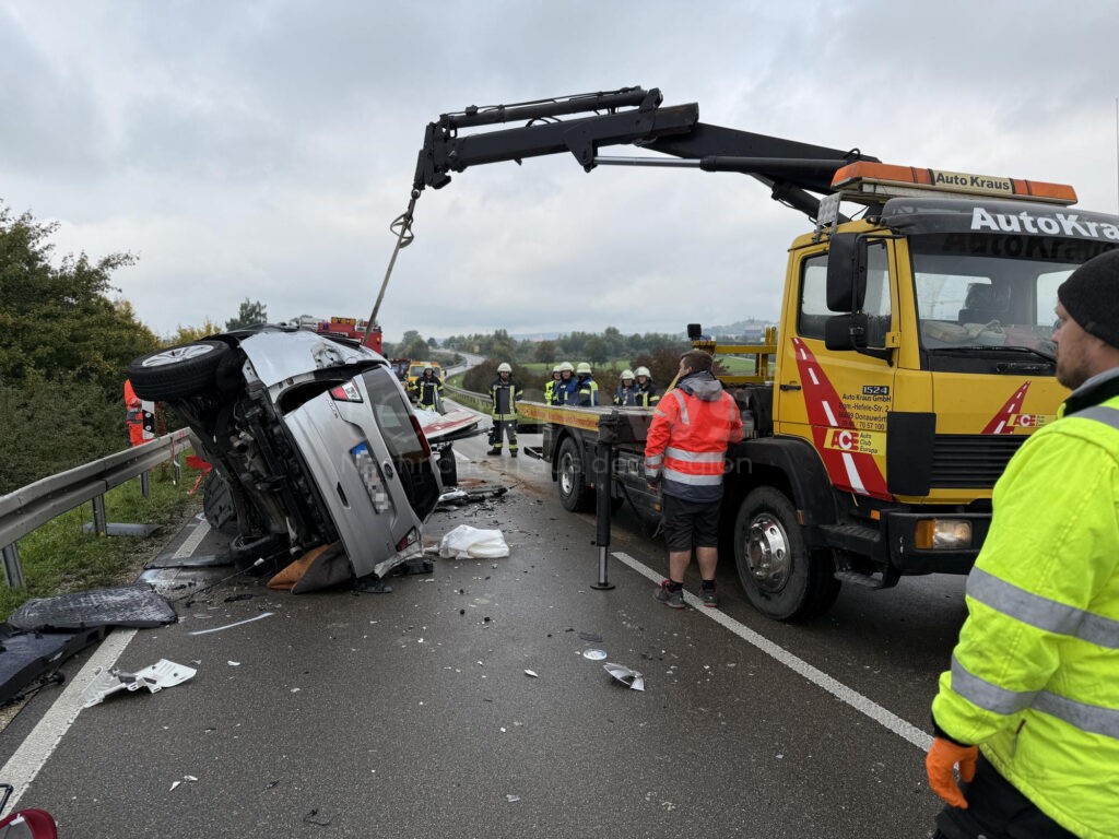 DONAUWÖRTH - 🚨 Schwerer Unfall auf B16 am Dienstag (30.09.2025) fordert ein Todesopfer! Drei weitere Personen verletzt - vierter Verkehrstoter binnen einer Woche! 🚑