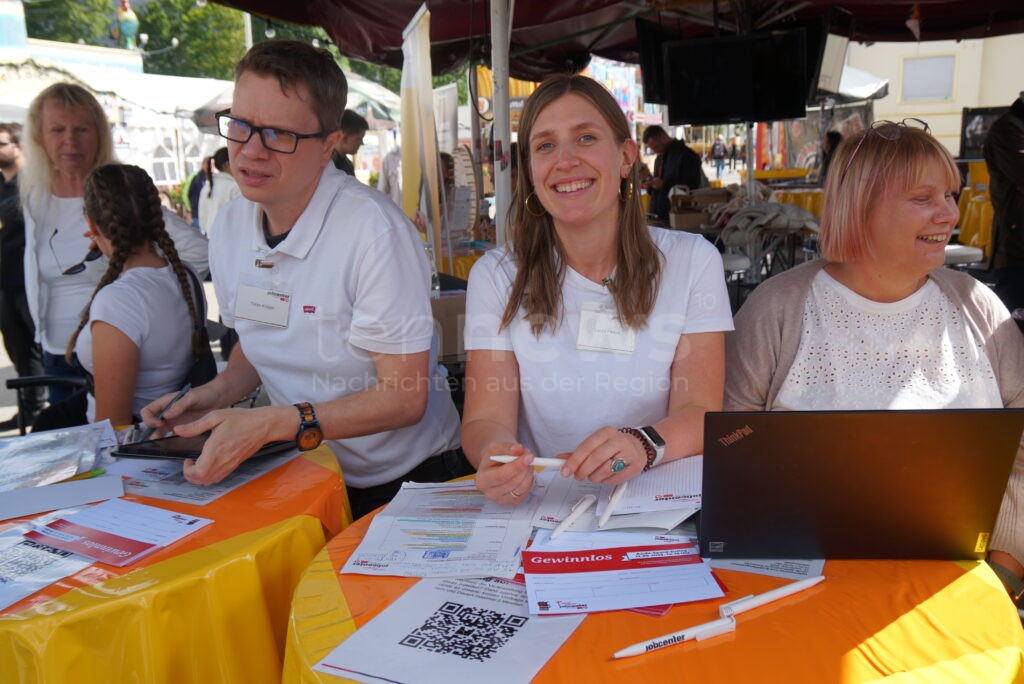 Azubi Speed Dating im Riesenrad: Zehn Jahre Jobvermittlung auf dem Volksfest! - tennews NÜRNBERG - 🎡 Zehn Jahre "Azubi Speed Dating" im Riesenrad am Samstag (13.09.2025)! 23 Unternehmen bieten hürdenlos Ausbildungsplätze an! 🎯