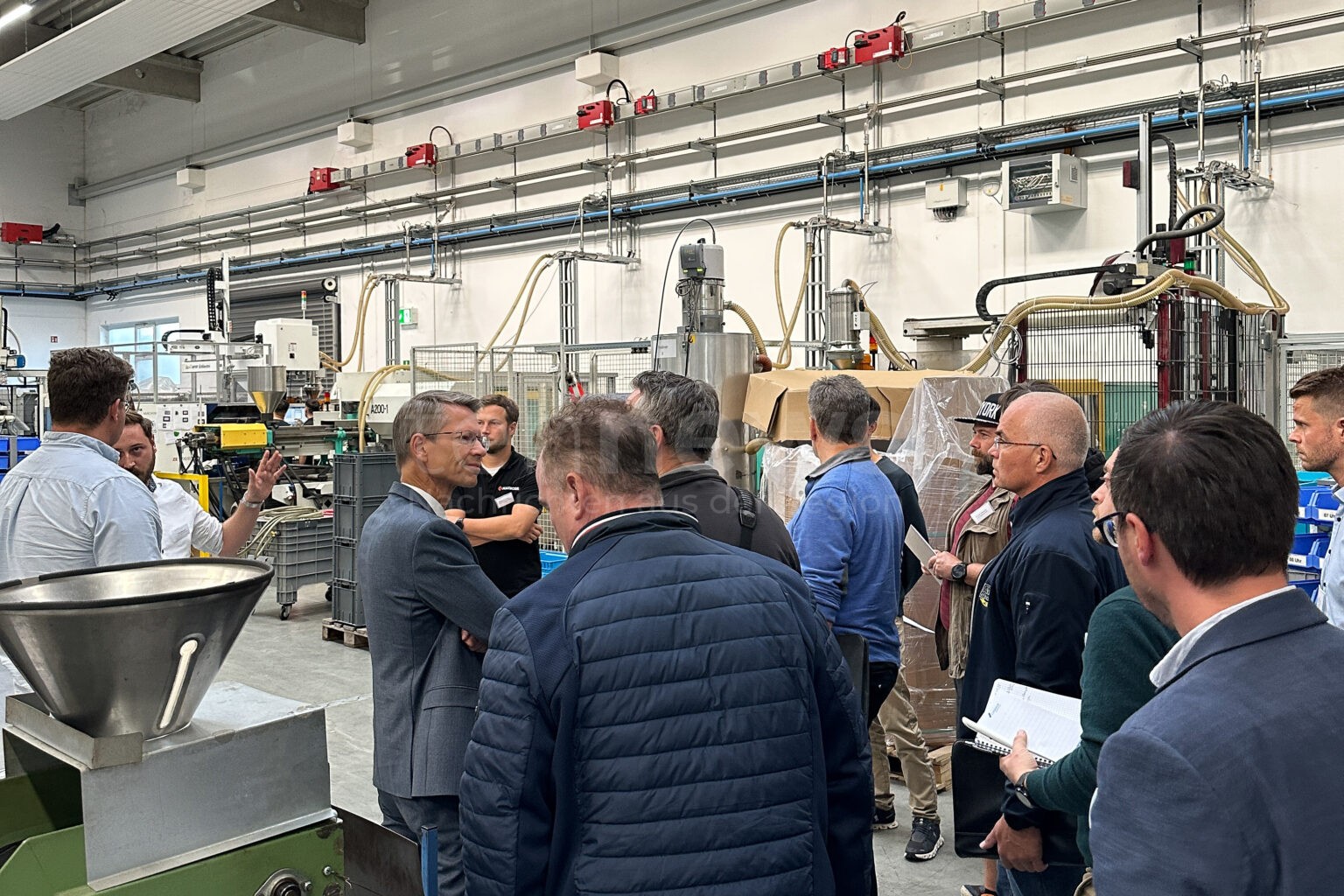 🤖 SCHWEINFURT - 30 Unternehmen lernen KI-Einsatz in der Produktion! Fraunhofer zeigt Praxisbeispiele und Forschungsprojekt "DEMoPro"! 🏭