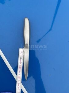 SCHWANDORF – 🔪 Streit um Badezimmer-Temperatur am Mittwoch (10.09.2025): Mann bedroht Mitbewohner mit Messer, Polizei greift ein. 🚓