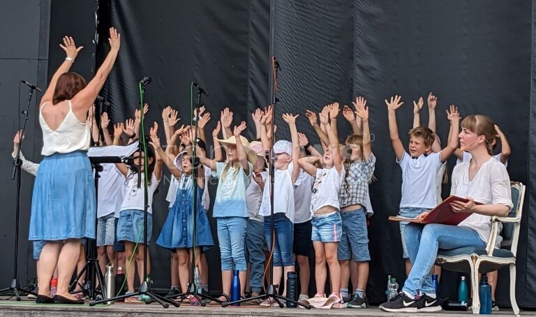 🎭 NEUMARKT - Kindermusical "Tuishi pamoja" am Sonntag (21.09.2025) um 15 Uhr im Reitstadel nachgeholt! 80 Sänger nach Regen-Absage! 🎵