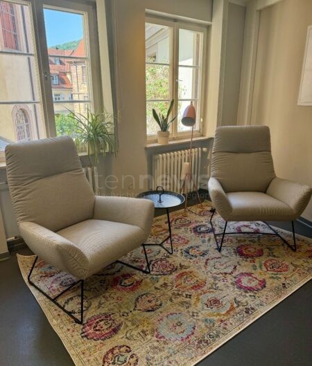 BAD KISSINGEN - 📚 Neue Leselounge in der Stadtbücherei: Bestseller, gemütliche Sessel & verbesserter Bestellservice laden zum Schmökern ein! 🛋️