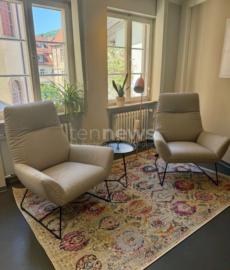 BAD KISSINGEN - 📚 Neue Leselounge in der Stadtbücherei: Bestseller, gemütliche Sessel & verbesserter Bestellservice laden zum Schmökern ein! 🛋