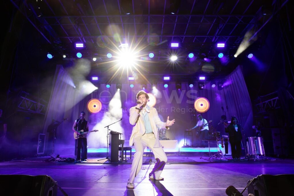 33.000 Fans rocken Weißenburg: BR-Festivals begeistern mit Alvaro Soler und Queen-Tribute! - tennews WEISSENBURG - 🎵 33.000 Fans feiern bei BR-Festivals an Samstag und Sonntag (13.09.2025) mit Alvaro Soler und Queen-Tribute! Große Party auf Kirchweihplatz! 🎤
