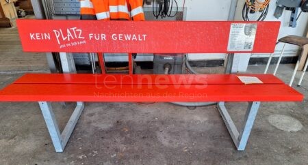 KAUFBEUREN / OSTALLGÄU - 🪑 Fünf "Rote Bänke" ab Montag (22.09.2025) gegen häusliche Gewalt! Zeichen für Betroffene in Stadt und Landkreis! ❤️