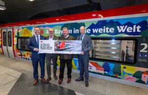 MÜNCHEN - 🚆 Vier kunstvoll gestaltete Flughafenexpress-Züge rollen ab Montag (29.09.2025) als bunte Botschafter durchs Land! Fahrgastzahlen steigen deutlich ✈️