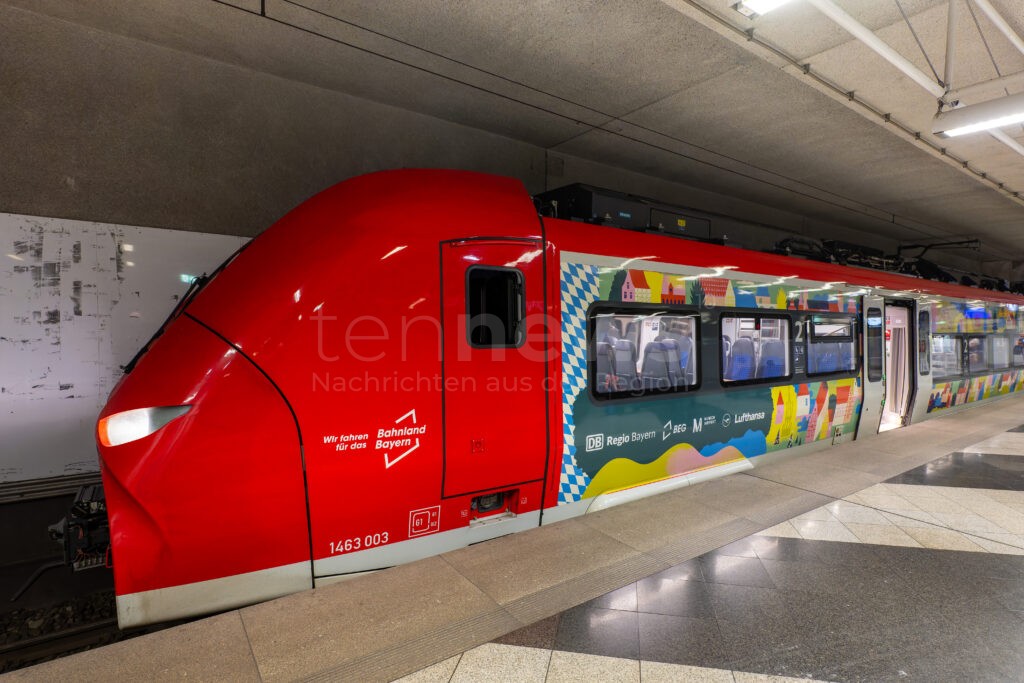 MÜNCHEN - 🚆 Vier kunstvoll gestaltete Flughafenexpress-Züge rollen ab Montag (29.09.2025) als bunte Botschafter durchs Land! Fahrgastzahlen steigen deutlich ✈️