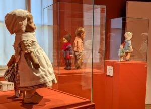 DONAUWÖRTH - 🧸 Sonderausstellung „Kruse gegen Bing“ endet erfolgreich: Über 3.700 Gäste im Käthe-Kruse-Puppen-Museum – Spielzeuggeschichte und Mitmachspaß für alle! 🎠