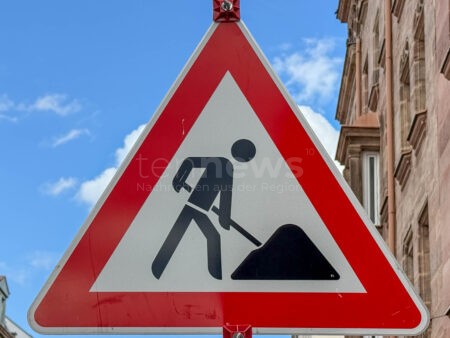 NEUMARKT IN DER OBERPFALZ - Östliche Bernfurter Straße vom 17. September bis 11. Oktober gesperrt! Kran und Baumaterial blockieren Fahrbahn - Umleitung eingerichtet!
