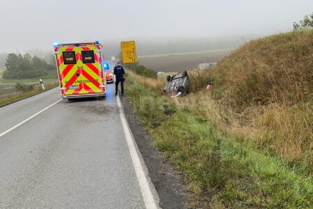 🚗 NEUSTADT BEI COBURG - Skoda-Fahrerin überschlägt sich am Donnerstag (11.09.2025)! 23-Jährige nach Übersteuern leicht verletzt - 3.000 Euro Schaden! 🚑