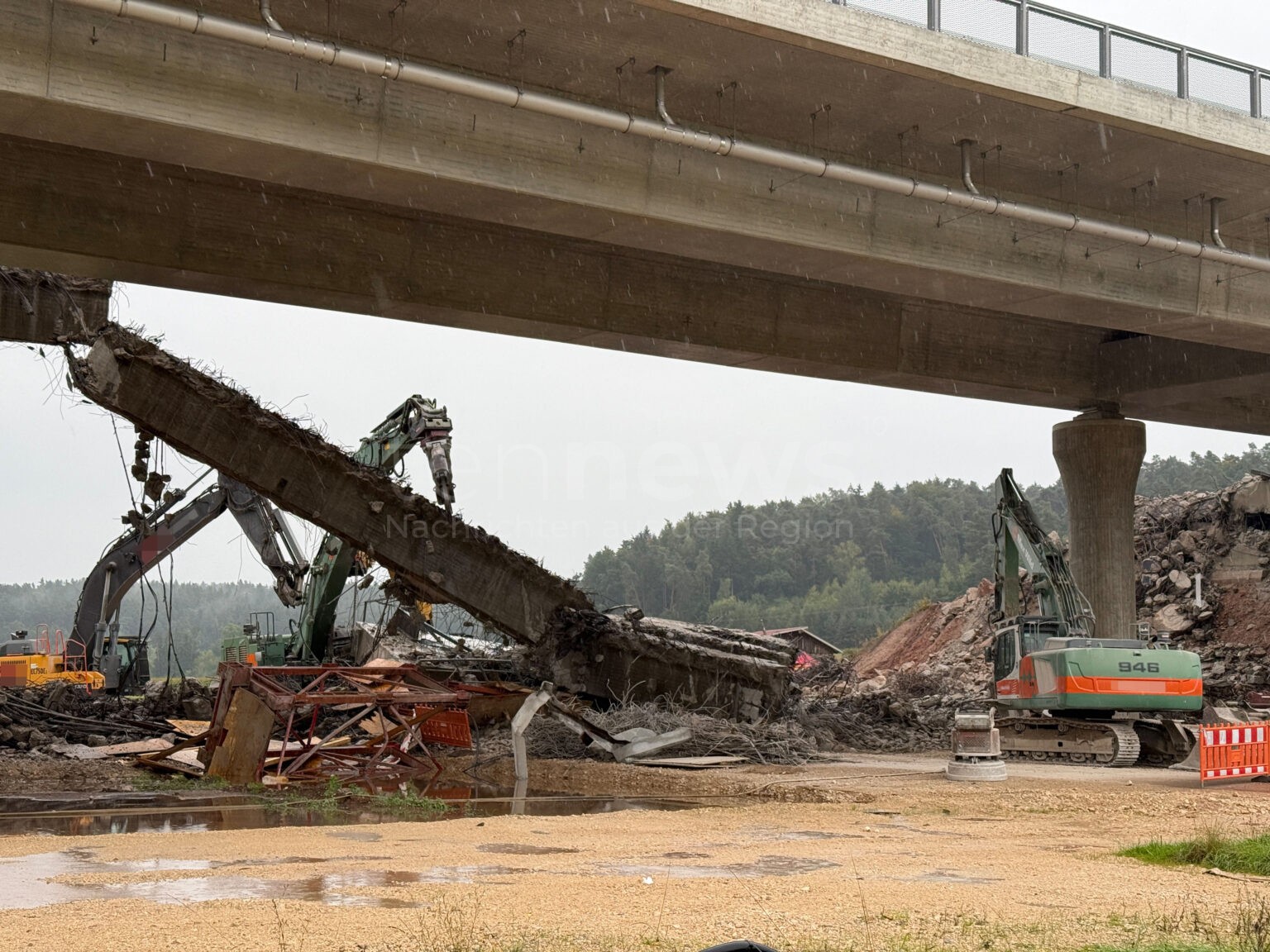 Tödlicher Arbeitsunfall bei Brückenabriss: 100-Tonnen-Pfeiler begräbt Baggerfahrer - tennews LICHTENAU - Tödlicher Arbeitsunfall am Mittwoch (24.09.2025)! 100-Tonnen-Brückenpfeiler begräbt Baggerfahrer bei Abrissarbeiten an A6-Brücke
