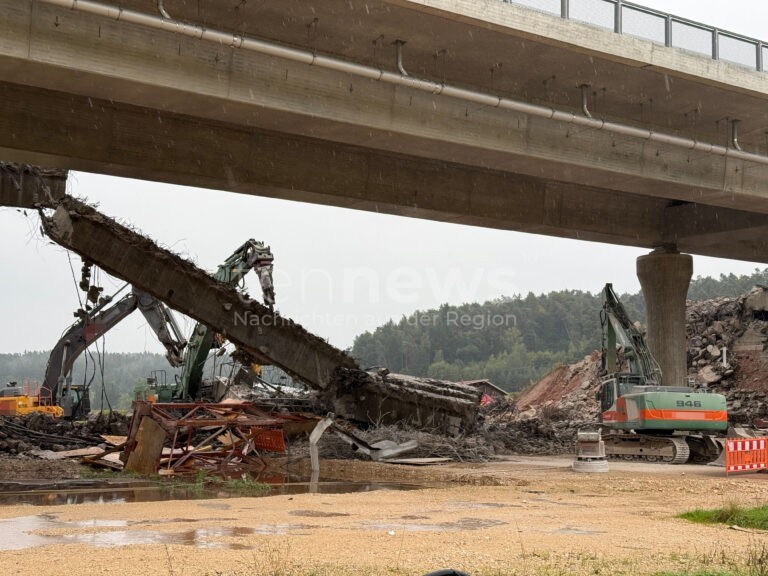 LICHTENAU - Tödlicher Arbeitsunfall am Mittwoch (24.09.2025)! 100-Tonnen-Brückenpfeiler begräbt Baggerfahrer bei Abrissarbeiten an A6-Brücke