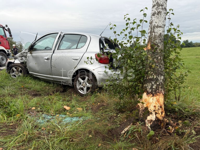 🚗 HOHENWART - Schwerer Unfall am Mittwoch (10.09.2025)! 20-Jähriger kracht mit Toyota in Baum - per Hubschrauber ins Klinikum! 🚁