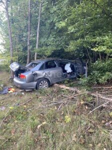 MARKTLEUGAST - 🚗 21-Jähriger verliert am Freitag (13.09.2025) Kontrolle über Audi! Überschlag und Kollision mit Baum - beide Insassen nur leicht verletzt! 🌳