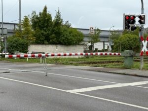 SCHROBENHAUSEN - 🚧 Unbekannter rammt am Donnerstag (11.09.2025) Bahnschranke und flüchtet! 1.000 Euro Schaden, Polizei sucht Zeugen! 🚔