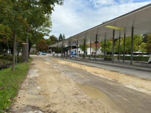 🚌 SCHROBENHAUSEN - Busbahnhof weitere zwei Wochen gesperrt! Ersatzhaltestelle am Volksfestparkplatz - Verzögerungen auf Baustelle! 🚧