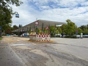 🚌 SCHROBENHAUSEN - Busbahnhof weitere zwei Wochen gesperrt! Ersatzhaltestelle am Volksfestparkplatz - Verzögerungen auf Baustelle! 🚧