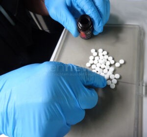 A3 BEI NÜRNBERG – 💊 Zoll findet fast 1.000 Dopingmittel im Kofferraum: Kontrolle Ende August, Strafverfahren eingeleitet, Ermittlungen laufen. 🚓