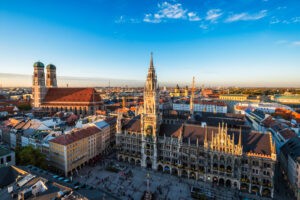 MÜNCHEN - 💓 63-Jähriger kollabiert, drei junge Männer reagieren am Donnerstag (11.09.2025) vorbildlich: Reanimation am Marienplatz! 🚑