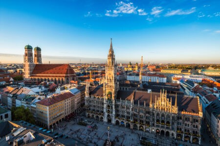 MÜNCHEN - 💓 63-Jähriger kollabiert, drei junge Männer reagieren am Donnerstag (11.09.2025) vorbildlich: Reanimation am Marienplatz! 🚑