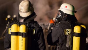 NÜRNBERG - 🔥 Brand am Dienstag (23.09.2025) in Reihenhaus! Zwei Anwohner retten sich mit Sprung aus Fenster - drei Verletzte durch Sprung und Rauchgas! 🚨