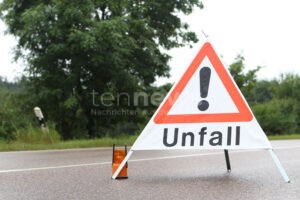 AICHACH - 🚶 Unfall am Mittwoch (19.11.2025) an Kreuzung Bahnhofstraße/Dellerweg! Autofahrer (30) übersah Fußgängerin (44) beim Abbiegen! 🚗