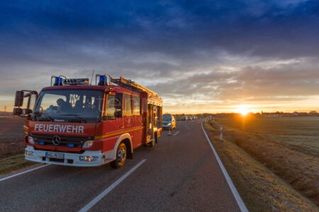 B85 BEI NEUKENROTH – 🚑 Frontalcrash am Freitag (19.09.2025): 75-Jähriger stirbt am Unfallort, Citroen-Fahrer schwer verletzt, B85 gesperrt. 🚓