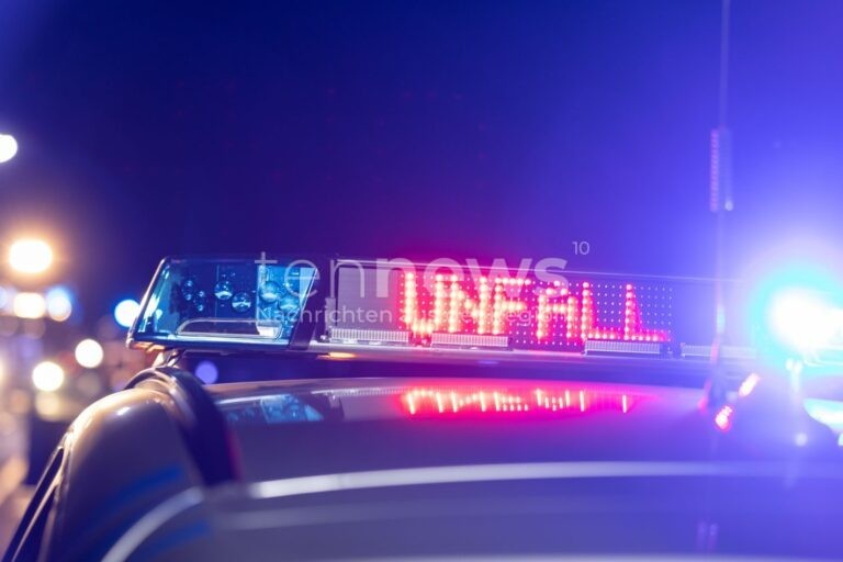 🚛 NITTENDORF - Autotransporter schleudert am Mittwoch (25.09.2025) auf A3! 140.000 Euro Sachschaden bei Nässe-Unfall - A3 fünfeinhalb Stunden gesperrt! 🌧