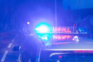 LAUDENBACH - 🚗 Ford kracht am frühen Freitagmorgen (19.09.2025) in Hauswand eines Firmengebäudes! Zwei Insassen verletzt - Lachgas-Flasche im Auto gefunden! 🏢