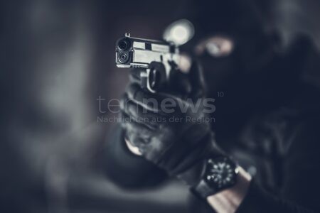 SCHWANDORF - 💀 Falscher Auftragskiller fordert am Montag (15.09.2025) per E-Mail Geld! Erpressung an Justizmitarbeiter gescheitert! ⚖️