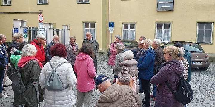 Zeitreise durch Nördlingen: Alt-OB Hermann Faul lädt zur Stadtführung ein - tennews NÖRDLINGEN - 🏛️ Besondere Stadtführung am Dienstag (14.10.2025) mit Alt-OB Hermann Faul! Zeitreise durch die Altstadt mit Anekdoten und Geschichten! ☕