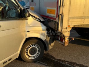 SCHROBENHAUSEN - 🚛 Auffahrunfall am Montag (01.09.2025) auf B300! VW-Bus kracht in Sattelzug - Fahrer (31) verletzt ins Krankenhaus! 🚑