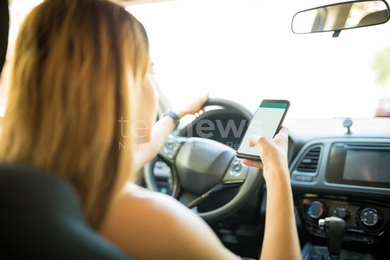 FREILASSING – 📱 Polizei erwischt bei Kontrollen 21 Autofahrer mit Handy am Steuer, weitere ohne Gurt – Bußgelder und Punkte drohen! 🚓