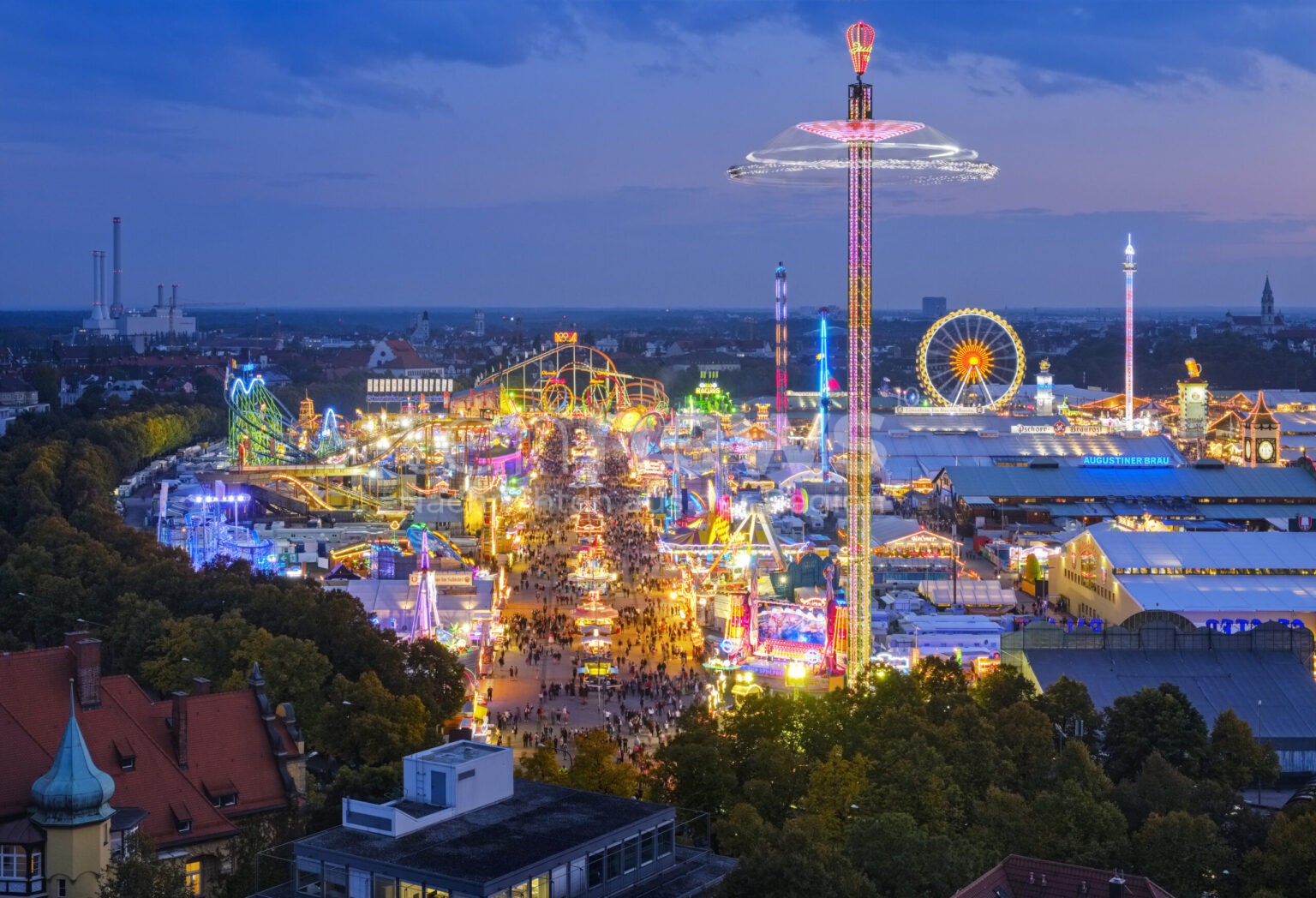 MÜNCHEN - 🎠 Technische Panne auf der Wiesn! 32 Menschen eine Stunde lang in 80 Metern Höhe im Kettenkarussell gefangen! ⚠️