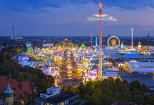MÜNCHEN - 🎠 Technische Panne auf der Wiesn! 32 Menschen eine Stunde lang in 80 Metern Höhe im Kettenkarussell gefangen! ⚠️