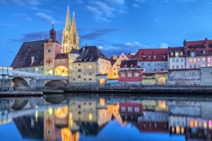 REGENSBURG - 🖼️ Ausstellungseröffnung „Im Mai ist der April vorbei“ am 29. September - 80 Jahre Kriegsende, Graphic Novel & Originaldokumente, Eintritt frei! 🕊️