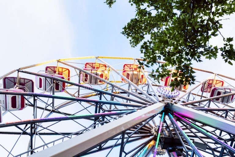ROSENHEIM - 🍺 Polizei zieht positive Bilanz vom Rosenheimer Herbstfest! 116 Wiesnverbote ausgesprochen, weniger Körperverletzungen! 🎪