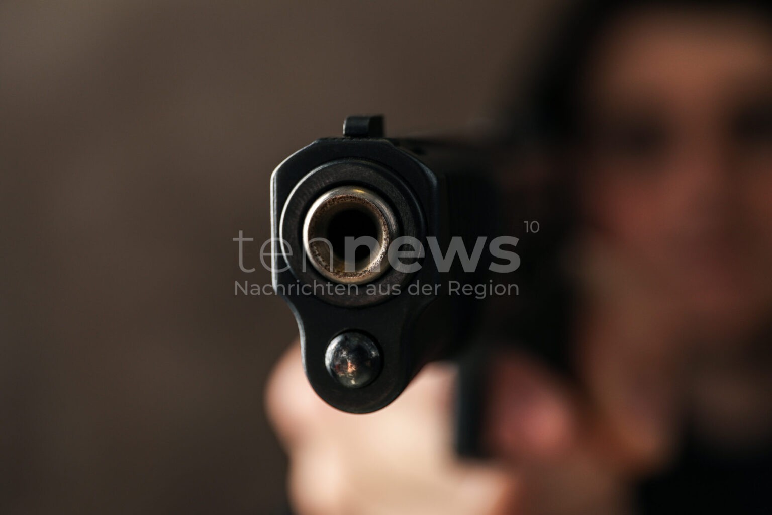 MÜNCHEN - 🚨 Waffen-Bedrohung am Donnerstag (25.09.2025)! Nachbarin (50) bedrohte Jugendlichen (15) - Psychiatrie-Einweisung! ⚖️